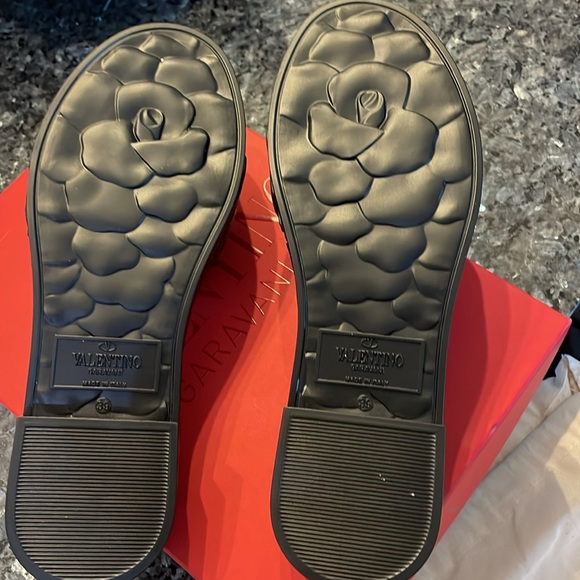 Valentino Garavani Atelier 03 Rose Edition embossed rubber slides Black 39 - Picture 4 of 6